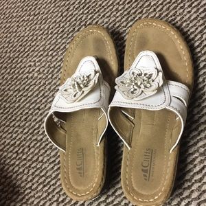 White Mountain Sandals • 10M 🌸💕